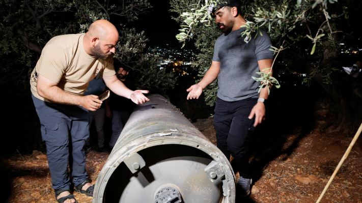 פלסטינים בוחנים נפל שאותר בטובאס לאחר המתקפה האיראנית (צילום: רויטרס)