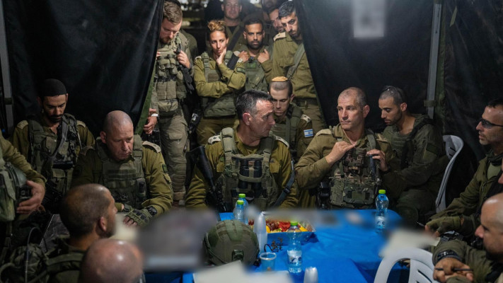 הרמטכ''ל הרצי הלוי יחד עם אוגדה 252 בערב ראש השנה ברצועת עזה, חרבות ברזל (צילום: דובר צה''ל)