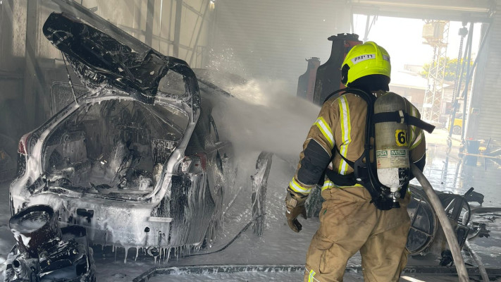פגיעה ישירה במוסך בקריית שמונה  (צילום: כבאות והצלה מחוז צפון)