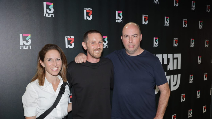 רועי ינובסקי עם אור הלר והילה קורח (צילום: רפי דלויה)