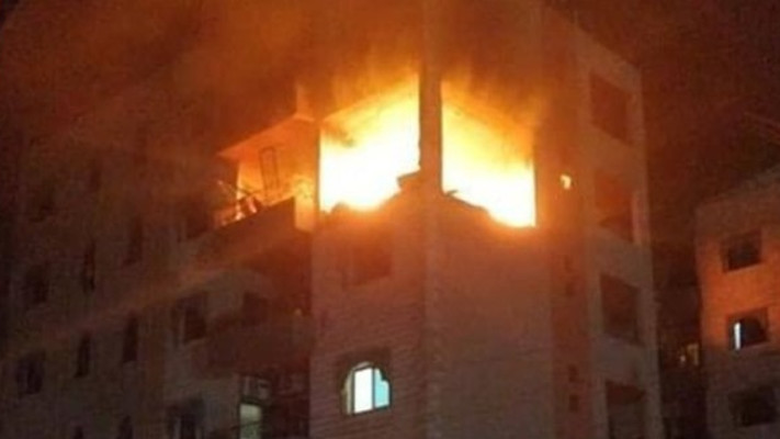 תקיפה בדירת מגורים בעיר טריפולי, צפון לבנון (צילום: צילום מסך רשתות ערביות)
