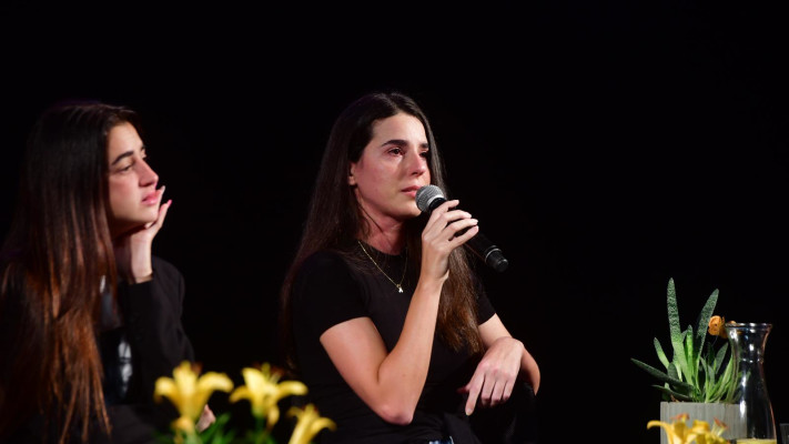 ספיר כהן בסלון עוטף (צילום: אבשלום ששוני)