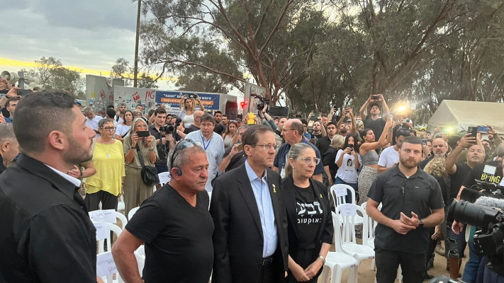 נשיא המדינה יצחק הרצוג בשטח המסיבה ברעים 