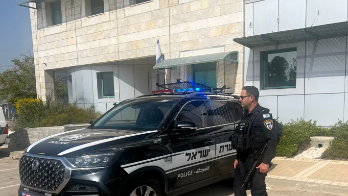 סנ''צ דביר ארובס בכניסה לתחנה החדשה בשדרות (צילום: דוברות המשטרה)