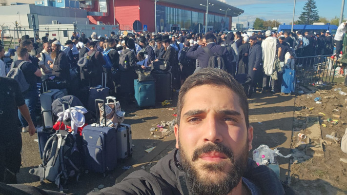 דמאל מימוני ואלפים שהגיעו מאומן ממתינים בבקאו ברומניה (צילום: באדיבות המצולם)