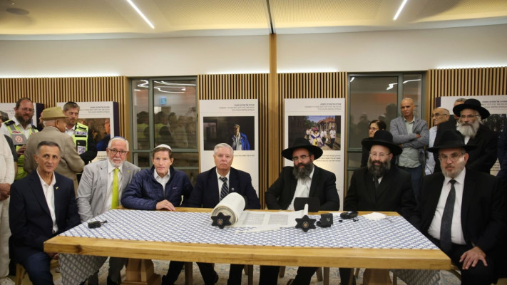 ספר התורה לזכר נרצחי השבעה באוקטובר הוכנס לכותל