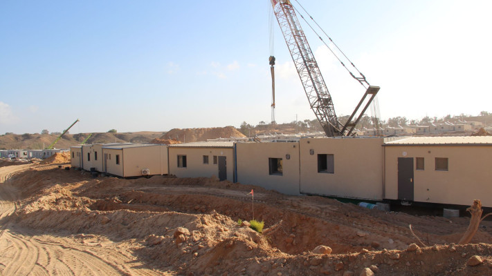 ''רגע מרגש מאוד''. הקמת השכונה החדשה בקיבוץ רוחמה למפוני כפר עזה (צילום: קק''ל)