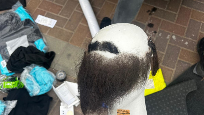 הזקן והפאות שהיו ברשות החשוד שנתפסו על ידי המשטרה  (צילום: דוברות המשטרה)