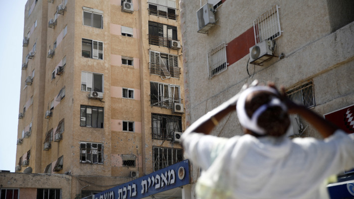 פגיעה ישירה בקריות (צילום: REUTERS/Shir Torem )