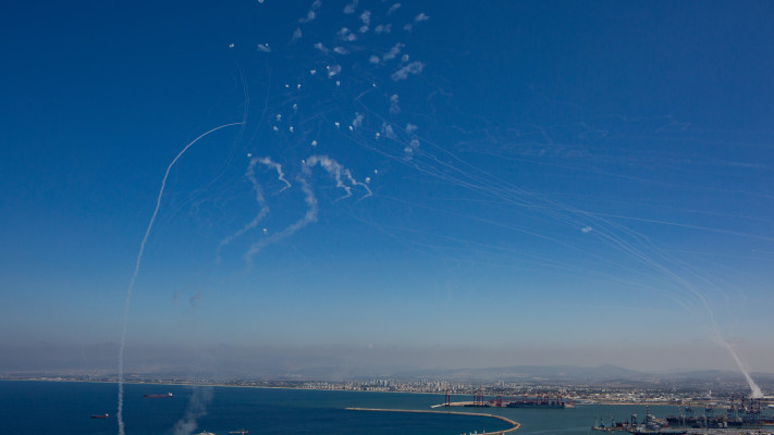 יירוטים מעל חיפה (צילום: REUTERS)