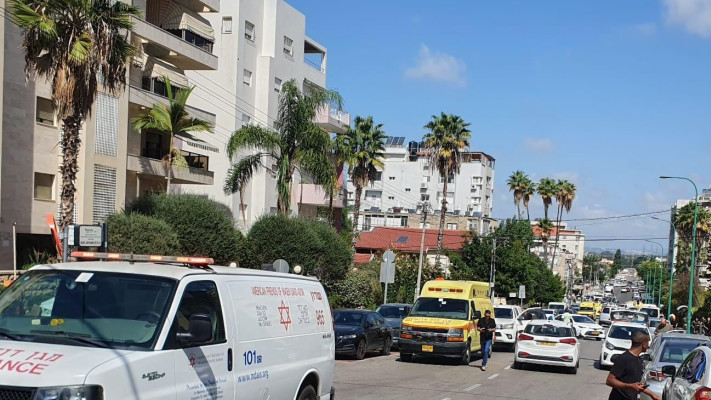 זירת אירוע הדקירה בחדרה (צילום: תיעוד מבצעי מד''א)