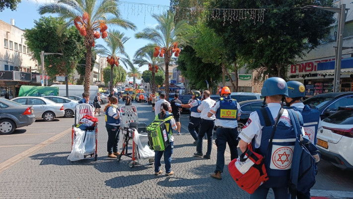 זירת אירוע הדקירה בחדרה (צילום: תיעוד מבצעי מד''א)