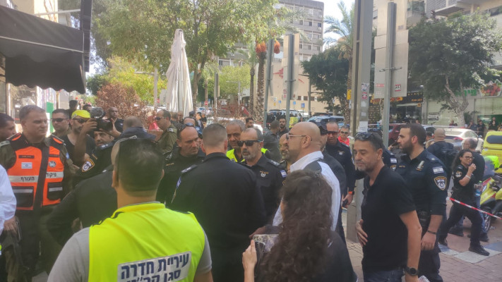 המפכ''ל דני לוי בזירת פיגוע הדקירה בחדרה (צילום: צרויה זאבי, TPS)