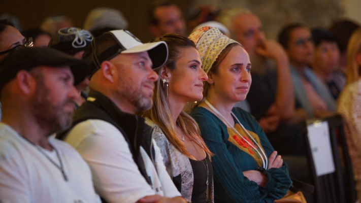  יו”ר העמותה אלה נוימן ובעלה צחי ולידם מימין יעל ביננפלד מנכ״לית העמותה (צילום: גיא קרן)