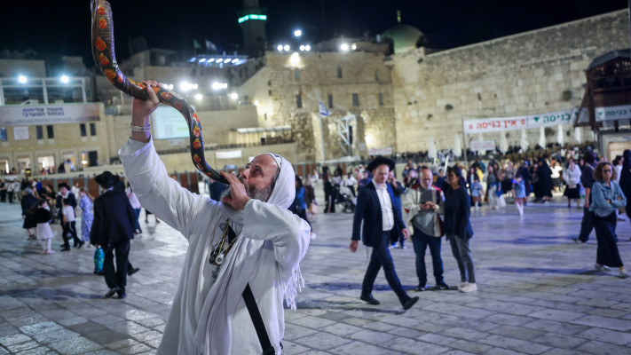 מתפלל תוקע בשופר במהלך סליחות בכותל המערבי (צילום: חיים גולדברג, פלאש 90)