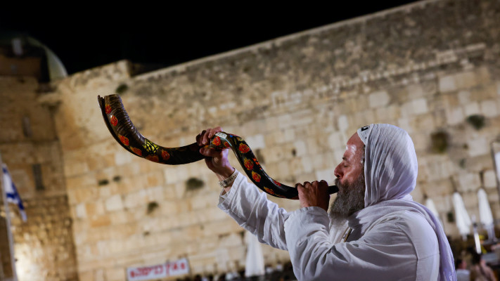 מתפלל תוקע בשופר במהלך סליחות בכותל המערבי (צילום: חיים גולדברג, פלאש 90)