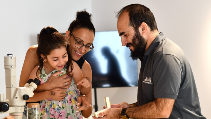 סיור משפחות בקריה הלאומית לארכיאולוגיה של ארץ ישראל בירושלים (צילום: יולי שוורץ רשות העתיקות)