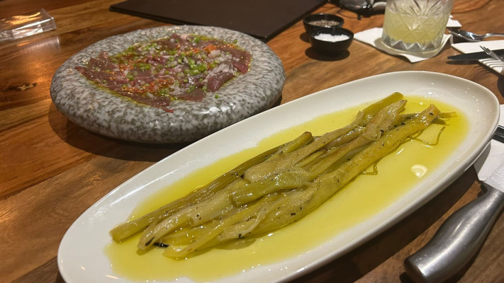 פליים, כרישה צלויה בגחלים (צילום: ליהי רון)