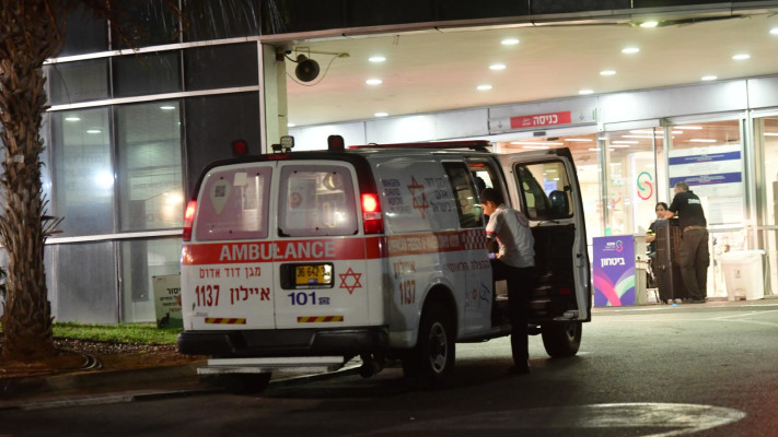 פינוי הנפגעים מפגיעת הכטב''ם באזור בנימינה (צילום: אבשלום ששוני)
