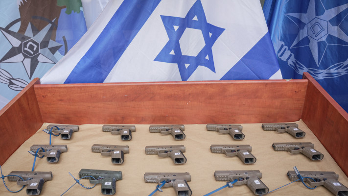 30 אמצעי לחימה נתפסו מאז ראש השנה (צילום: דוברות המשטרה)