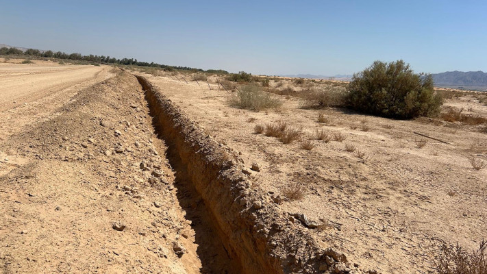 תעלה שנחפרה ע''י צה''ל בגבול ירדן בשבועות האחרונים (צילום: דוברות המועצה האזורית חבל אילות)
