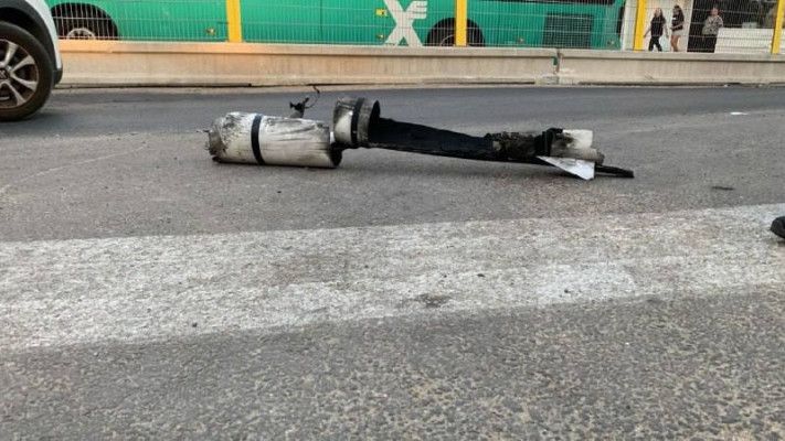 רסיס שנפל בחולון (צילום: רשתות חברתיות, שימוש לפי סעיף 27 א')
