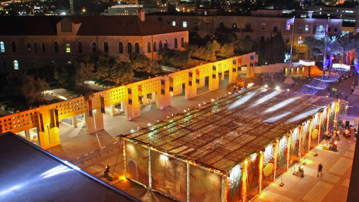 הסוכה הגדולה בכיכר ספרא (צילום: עיריית ירושלים)