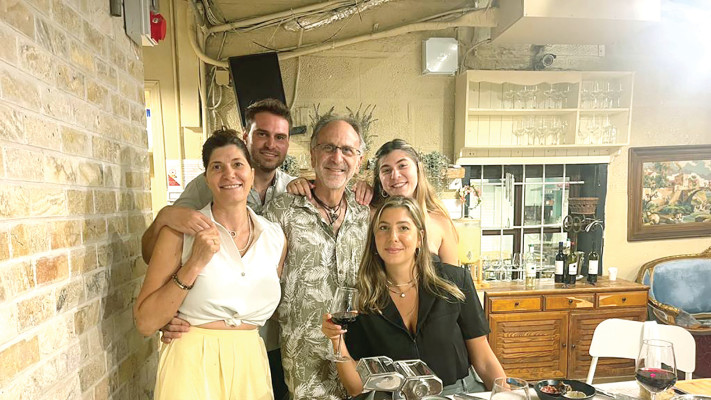 מימין לשמאל: הבנות דניאל וגילי, אב המשפחה רודי ז''ל, יהונתן והאם רינת