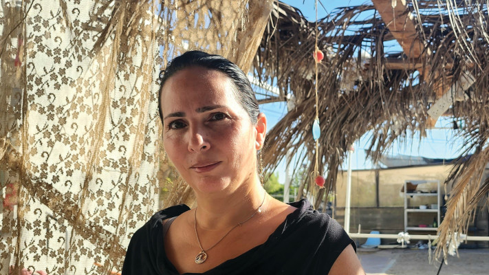 גפן חובה על רקע הסוכה (צילום: פרטי)