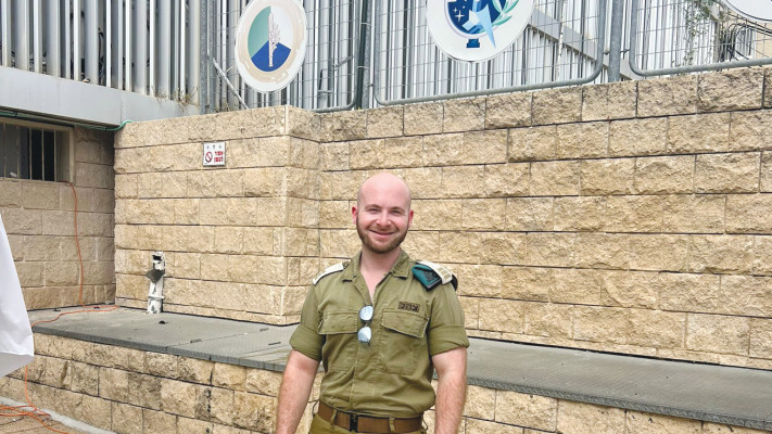 ראש צוות צ׳אט מבצעי ביחידת מצפן, סרן דרור (צילום: דובר צהל)