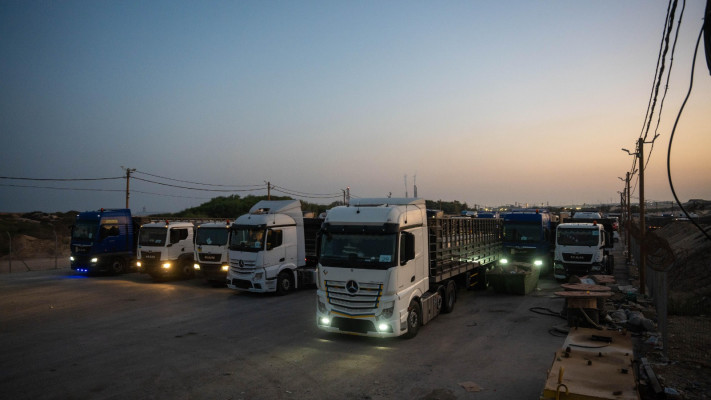 משאיות סיוע הומניטרי נכנסות דרך מעבר ''ארז מערב'' (צילום: דובר צה''ל)