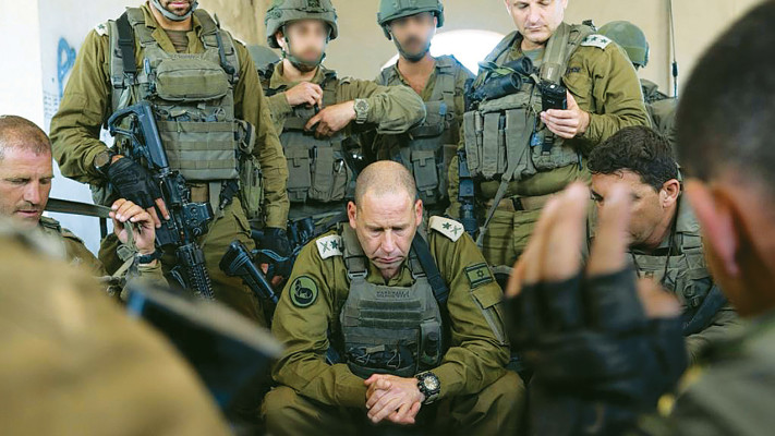 ''אני לא זז מכאן עד שזה ייגמר''. בתמונה: ירון פינקלמן  (צילום: דובר צה''ל)