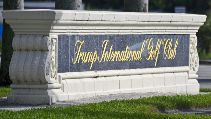 הכניסה למועדון הגולף של טראמפ