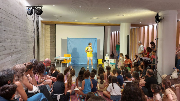 ''הקשת שבפנים'', משלבת אינטראקציה מאולתרת וחלקית יזומה עם הקהל