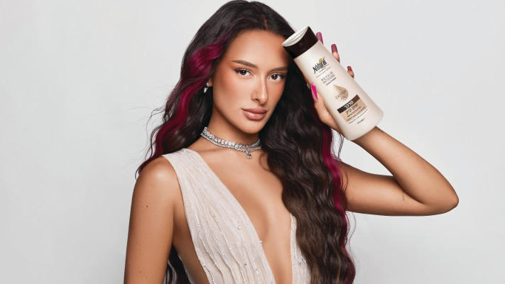 הפרזנטורית של ''נטורל פורמולה'' עדן גולן עם מרכך שמן קיק