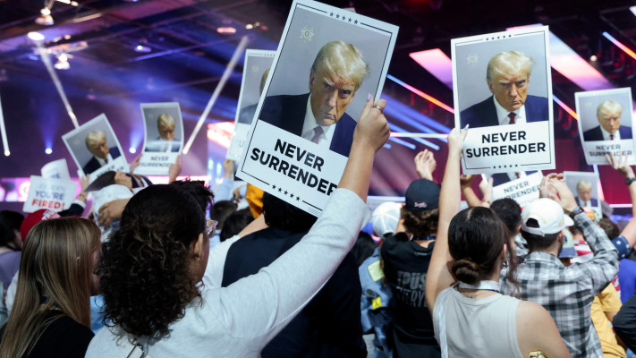 תמונת המעצר של דונלד טראמפ הפכה לחלק מקמפיין הבחירות שלו