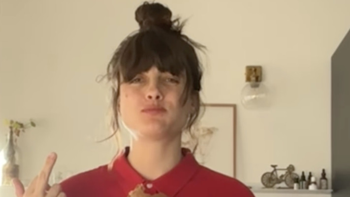 נגה ארז נגד אנטישמים