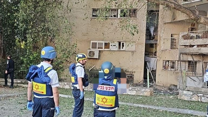פגיעה ישירה בכרמיאל  (צילום: דוברות מד''א)
