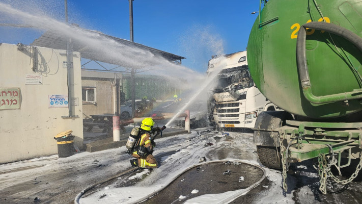 שריפת משאית במפעל באזור התעשייה נעמן (צילום: דוברות כבאות והצלה, מחוז חוף)