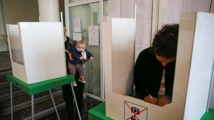 תושבי גיאורגיה מצביעים בבחירות, טיביליסי, יום שבת (צילום: רויטרס)