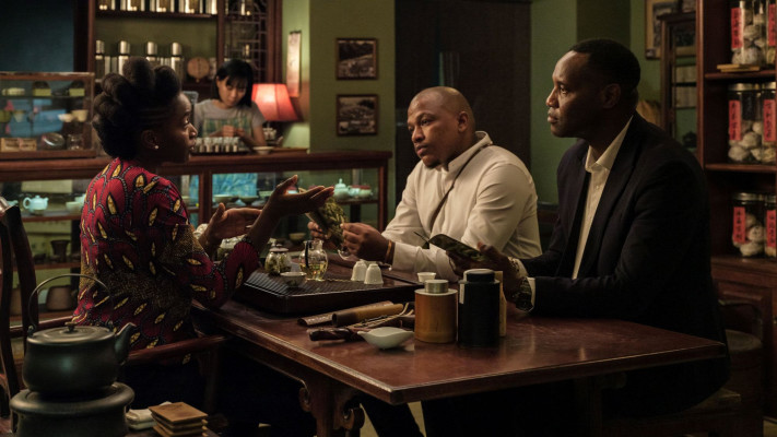 איה מגלה במרתף את רזי התה, מתוך הסרט ''תה שחור''