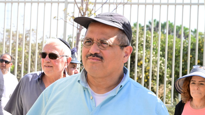 רוני אלשיך בהלוויתו של יעקב טרנר ז''ל (צילום: אבשלום ששוני)