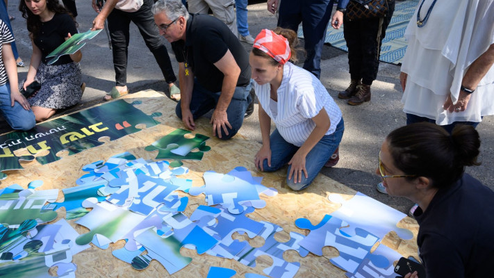 הפאזל שיצרו להזכיר את החטופים ואת החטוף עומר נאוטרה בבית איזי שפירא (צילום: חיים ברוידא)