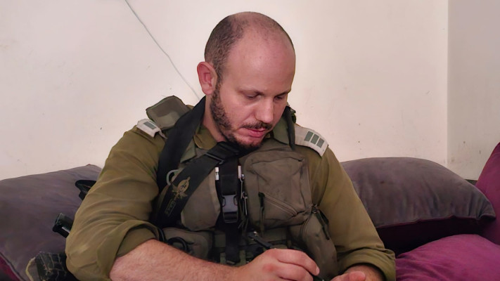 ד''ר ברסקי בעת טיפול בלוחם בהפוגה בין הקרבות (צילום: פרטי)