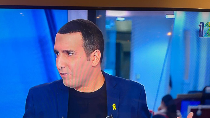 ירון אברהם חוזר להגיש לאחר השתלת השיער (צילום: צילום מסך אינסטגרם)