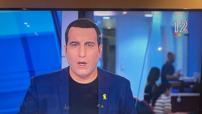 ירון אברהם חוזר להגיש לאחר השתלת השיער (צילום: צילום מסך קשת 12)