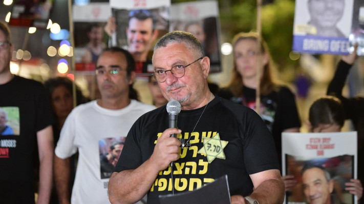 דני אלגרט בהפגנה (צילום: אבשלום ששוני)
