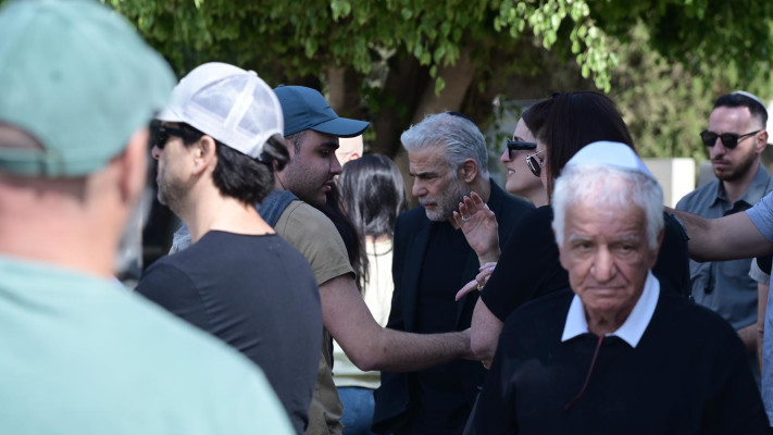 יאיר לפיד בהלוויית יעקב כהן (צילום: אבשלום ששוני)