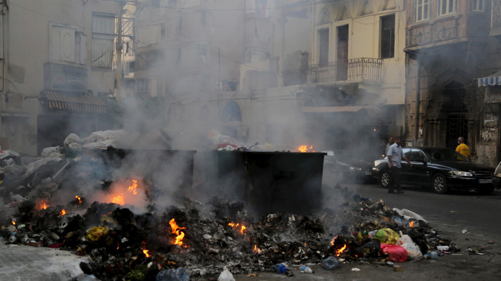 שריפה פסולת בביירות (צילום: REUTERS/Aziz Taher)