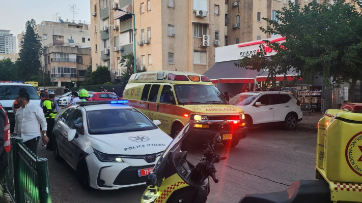 נפילת חלקי יירוט בפתח תקווה  (צילום: ניר בחרליה)